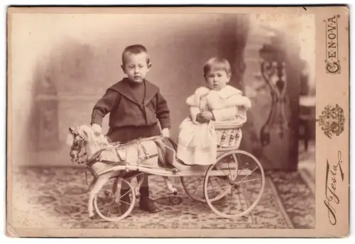 Fotografie A. Festa, Genova, Salita Pollajuoli 13, Zwei Kinder mit Spielzeugpferd und Kutsche