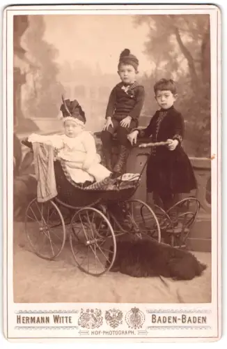 Fotografie Hermann Witte, Baden-Baden, Kurt, Emil und Helene Petr mit mit Kinderwagen und Hund