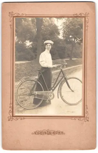 Fotografie Victoria Kort, Ort unbekannt, Junge Frau mit Fahrrad mit Karbidlampe