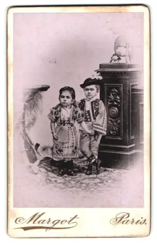 Fotografie Margot, Paris, Kleinwüchsige in Tracht Griechenland