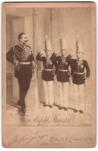 Fotografie Arthur Junger, Berlin, Friedrich-Str. 189, Kaiser Wilhelm II und seine Söhne in Uniformen