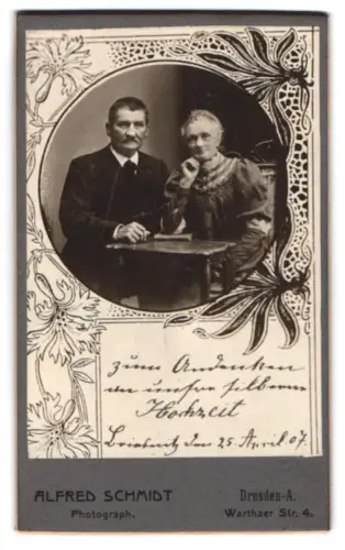 Fotografie Alfred Schmidt, Dresden, Warthaer Str. 4, Paar in elegantem Rahmen zu ihrer Silberhochzeit 1907