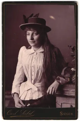 Fotografie Carl Siebel, Siegen, Junge Frau mit langem Haar und Hut