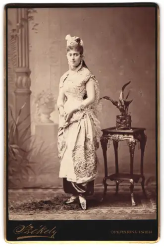 Fotografie Szekely, Wien, Opernring 1, Schauspielerin in tailliertem Kleid in eleganter Pose