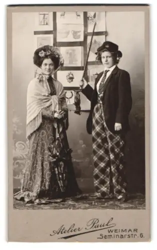 Fotografie Atelier Paul, Weimar, Seminarstr. 6, Käthe und Lilli als Bänkelsänger zum Fasching