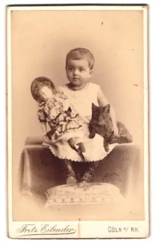 Fotografie Fritz Eilender, Cöln, Gegenüber dem Stadt-Theater, Kleines Kind mit Puppe und Katze