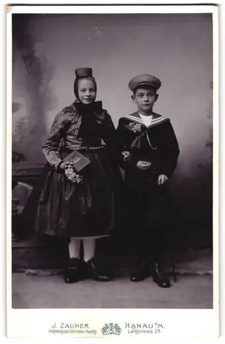 Fotografie J. Zauner, Hanau a. M., Langstrasse 23, Junge und Mädchen in hessischer Tracht