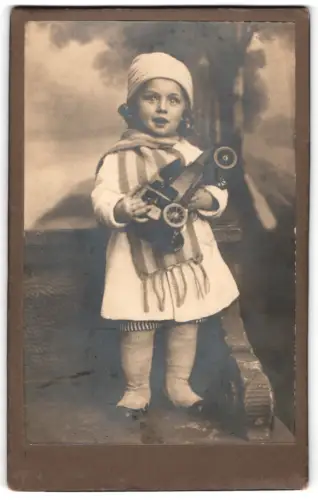 Fotografie E. Voelzke, Berlin, Stralauer Allee, Kind mit Blechauto-Limousine-Bing