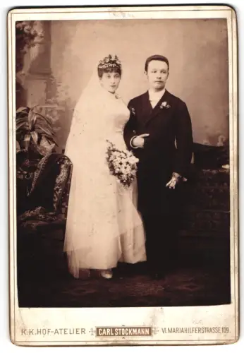 Fotografie Carl Stockmann, Wien, Mariahilferstrasse 109, Hochzeitspaar mit Blumenstrauss im Atelier