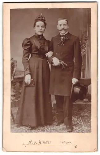 Fotografie Aug. Binder, Ebingen, Brautpaar mit Zylinder im Atelier