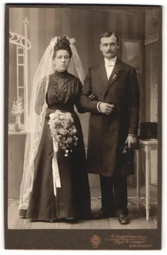 Fotografie R. Rosenkranz, Mügeln b. Dresden, Königstrasse 32, Hochzeitspaar mit Blumenstrauss und Schleier im Studio