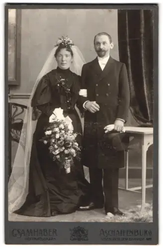 Fotografie C. Samhaber, Aschaffenburg, gegenüber dem Bahnhof, Hochzeitspaar in festlicher Garderobe