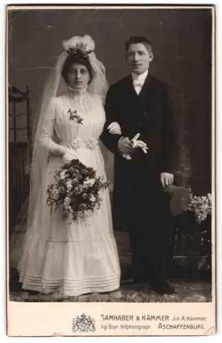 Fotografie Samhaber & Kämmer, Aschaffenburg, gegenüber dem Bahnhof, Junges Hochzeitspaar mit Blumenstrauss und Zylinder