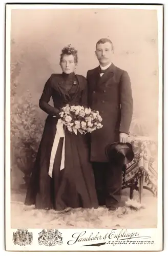 Fotografie Samhaber & Ensslinger, Aschaffenburg, Elegantes Hochzeitspaar mit üppigem Blumenstrauss im Atelier