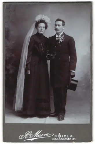 Fotografie A. Maire, Biel, Bahnhofstr. 31, Elegantes Hochzeitspaar mit Schleier im Studio