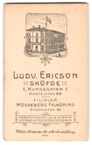 Fotografie Ludv. Ericson, Sköfde, Kungsgatan 1, Ansicht Sköfde, Strasseneck am Atelier mit Flagge in dekorativem Rahmen