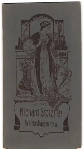 Fotografie Richard Stölzner, Waltershausen i. Thür., Dame in elegantem Gewand vor Sonnenaufgang, Wappen