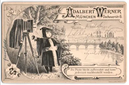 Fotografie Adalbert Werner, München, Dachauerstrasse 6, Münchner Kindl mit Fotoapparat und Stadtpanorama