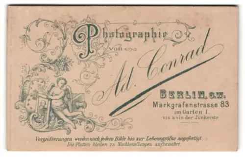 Fotografie Ad. Conrad, Berlin, Markgrafenstrasse 83, Kleiner Engel mit Porträt, Malerpalette und Fotoapparat