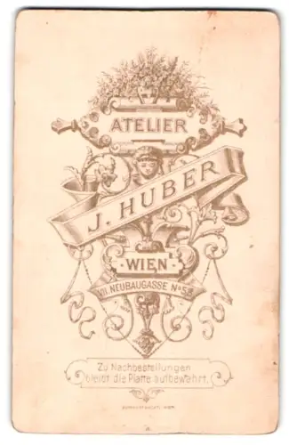 Fotografie Josef Huber, Wien, Neubaugasse 53, Name des Ateliers auf einem Banner mit filigraner Blumenverzierung
