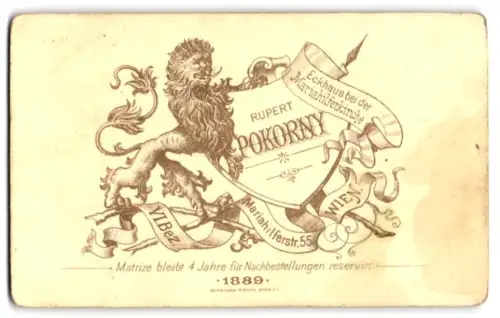 Fotografie Rupert Pokorny, Wien, Mariahilferstrasse 55, Löwe mit Namen des Fotografen auf einem Wappen und Bannern