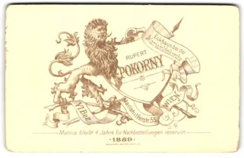 Fotografie Rupert Pokorny, Wien, Mariahilferstrasse 55, Löwe hält ein Wappen mit dem Namen des Fotografen