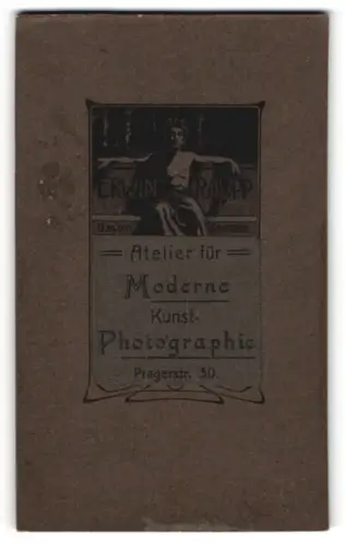 Fotografie Erwin Raupp, Dresden, Pragerstr. 30, Mann mit Blätterkranz gekrönt auf einer Bank in filigranem Rahmen