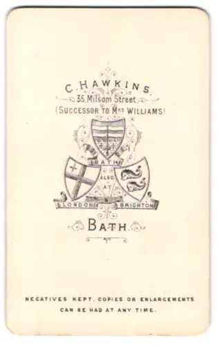 Fotografie C. Hawkins, Bath, Milsom Street 35, Wappen von Bath, London und Brigton mit eleganten Ranken verziert