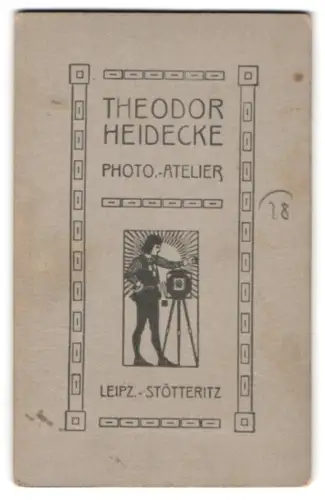 Fotografie Theodor Heidecke, Leipzig-Stötteritz, Mann in mittelalterlicher Kleidung mit Fotoapparat vor Sonnenaufgang