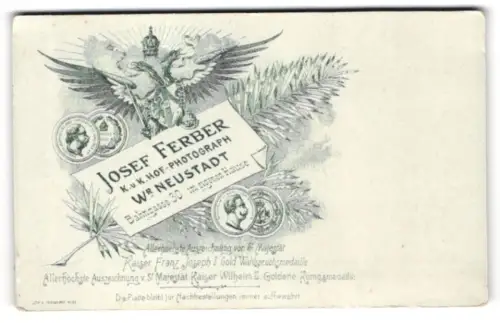 Fotografie Josef Ferber, Wiener Neustadt, Bahngasse 30, Kgl. Wappen mit Adler und Krone, Palmenzweige mit Auszeichnungen