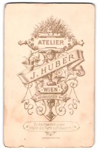 Fotografie Josef Huber, Wien, Neubaugasse 55, Name des Ateliers auf einem Banner mit Büste und filigranen Blumen