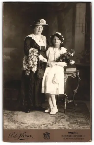 Fotografie P. de Frènes, Wien, Rothenthurmstr. 31, Dame und Mädchen in weissem Kleid mit Blumen zur Kommunion