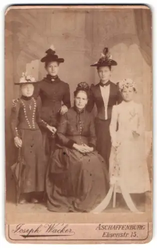 Fotografie Joseph Wacker, Aschaffenburg, Elisenstr. 15, Gruppe elegant gekleideter Damen und Mädchen, Kommunion