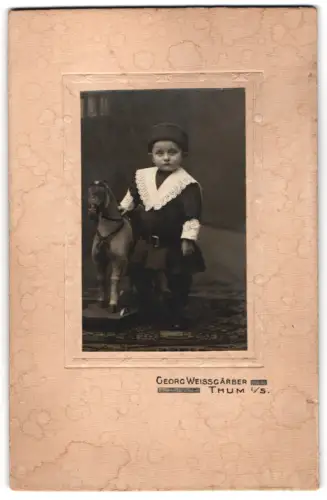 Fotografie Georg Weissgärber, Thum i. Sa., Kleinkind mit Spielzeugpferd