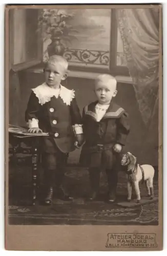 Fotografie Atelier Ideal, Hamburg, Röhrendamm 91-93, Zwei Kinder mit Spielzeugpferd im Atelier