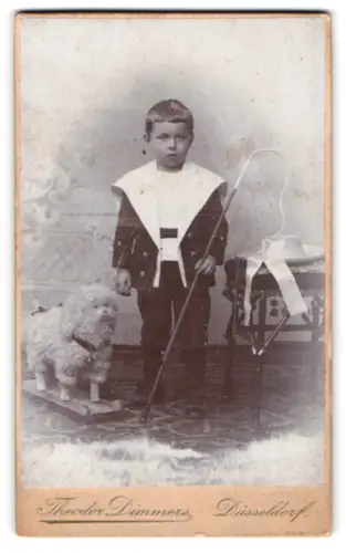 Fotografie Theodor Dimmers, Düsseldorf, Bismarkstr. 57, Junge mit Spielzeugschaf und Hirtenstab