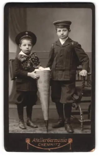 Fotografie Atelier Germania, Chemnitz, Zwickauerstrasse 2, Zwei Jungen mit Schultüte