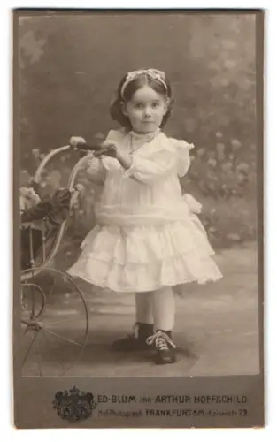 Fotografie Ed. Blum, Frankfurt am Main, Kaiserstrasse 73, Kind mit Puppenwagen im Atelier