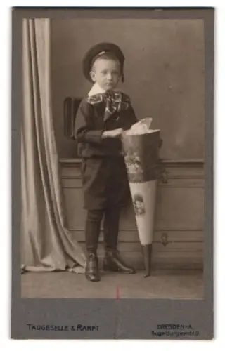 Fotografie Taggeselle & Ranft, Dresden, Augsburgerstr. 9, Junge mit Schultüte und Matrosenmütze