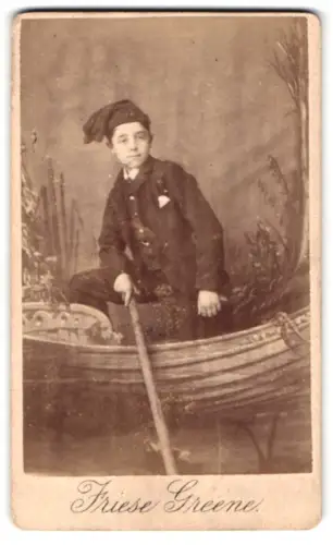 Fotografie Friese Greene, Bath, Gay Street 34, Junge in Boot mit Ruder, Studiokulisse