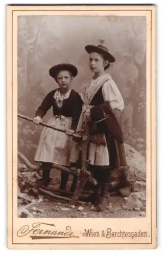 Fotografie Fernande, Wien, Porträt zwei Kinder in deutscher Tracht