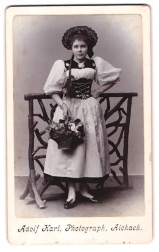 Fotografie Adolf Karl, Aichach, Käthi in deutscher Tracht 1898