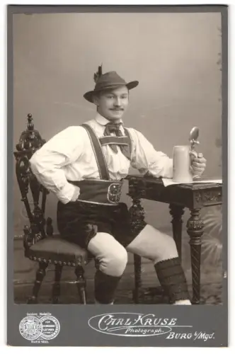Fotografie Carl Kruse, Burg b. Mgd., Mann in deutscher Tracht mit Bierkrug