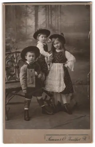 Fotografie Samson & Co., Frankfurt a. M., Zeil 46, Drei Kinder in deutscher Tracht