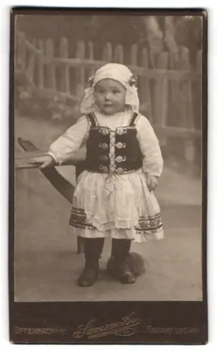 Fotografie Samson & Co., Offenbach, Frankfurter Strasse 11, Kind in deutscher Tracht