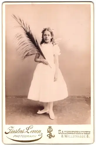 Fotografie Justus Laun, Sachsenhausen, Wallstrasse 8, Mädchen als Engel mit Palmenzweig zum Fasching