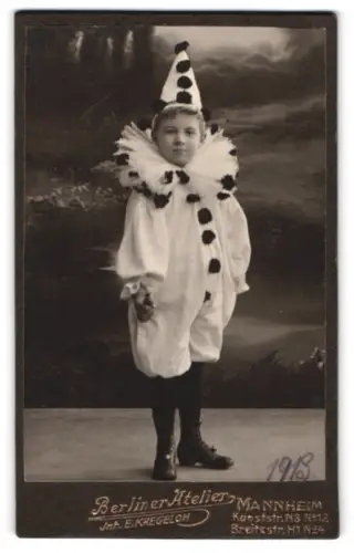 Fotografie E. Kregeloh, Mannheim, Kunststrasse 12, Junge als Pierrot zum Fasching
