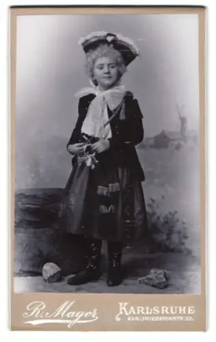 Fotografie R. Mayer, Karlsruhe, Karlfriedrichstrasse 32, Hilde als Postillon zum Fasching