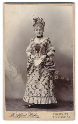 Fotografie Theodor Alfred Hahn, Chemnitz, Brückenstr. 5, Dame in historischem Kleid zum Costümfest im Casino 1899