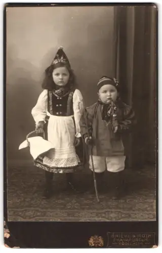 Fotografie Briecke & Roth, Frankfurt a. M., Zwei Kinder in Kostümen zum Fasching